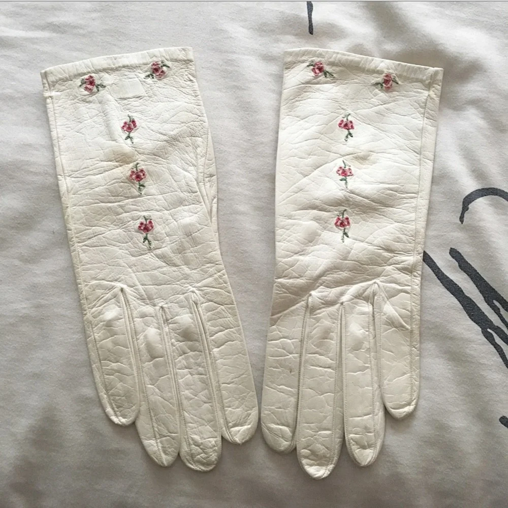 Vintage White Leather Gloves w Rosebuds in Front
